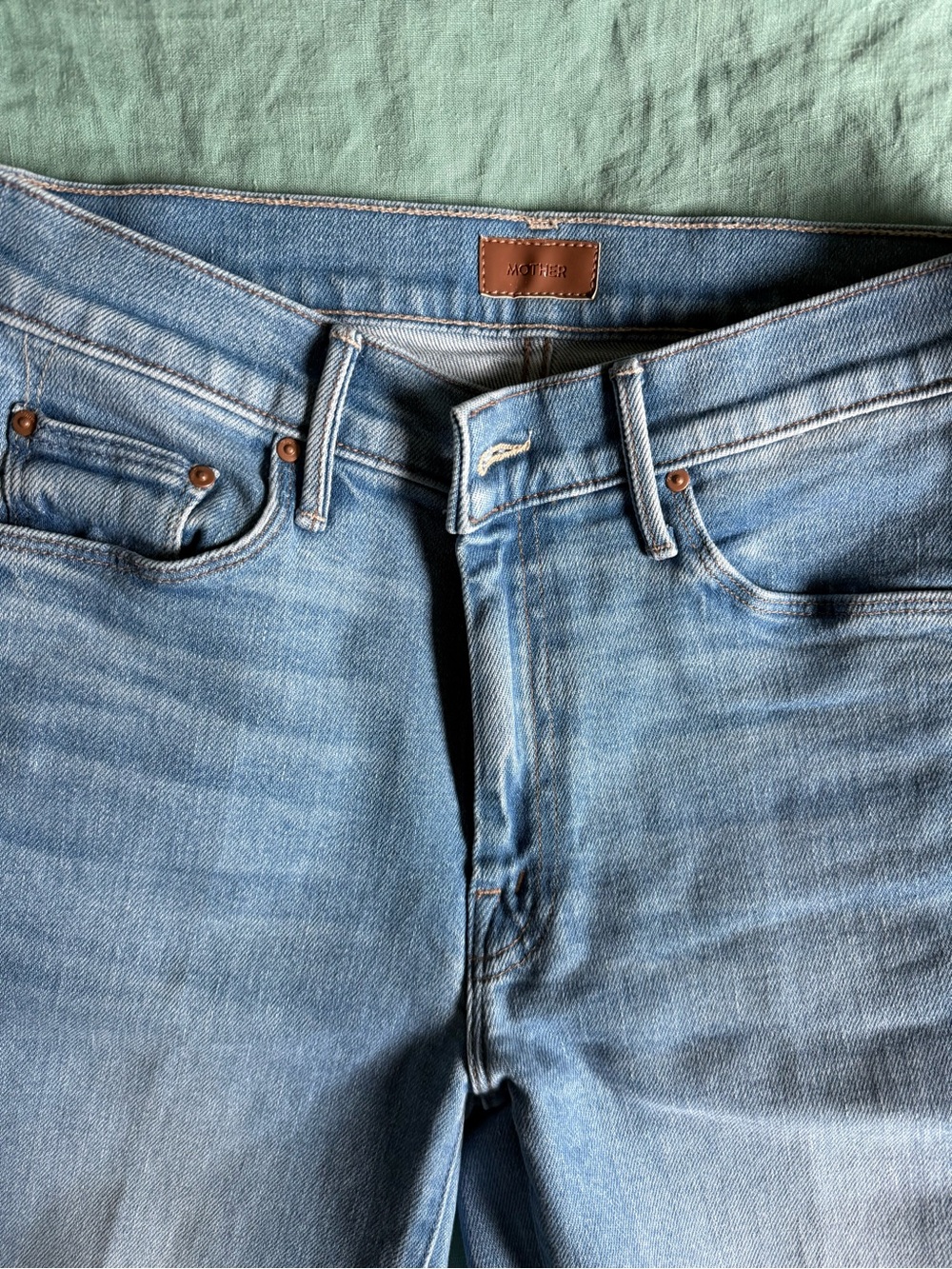 Mother Denim - The Weekender Fray - Picture 4 of 5